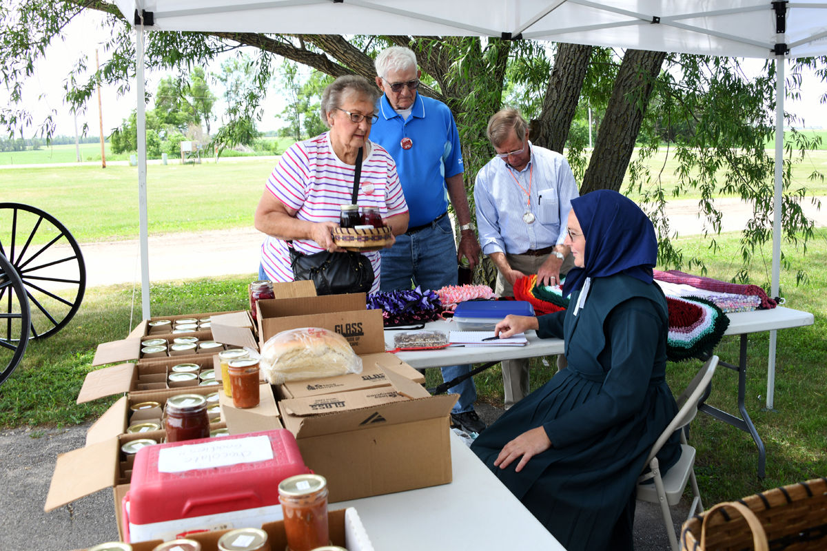 180 Pauline Bulgrin, Darwin Petesen and Walt Goertzen find some Amish treasures.JPG